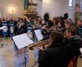 Bild: le
Leiterin Tanja Riedel (stehend) ist bei den Proben mit den Posaunenchor in ihrem Element. Sie hofft, dass viele Interessenten zum Schnuppertag des Flosser Posaunenchores am 15. März kommen.