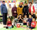 Bild: wlr
Die Kinder wussten genau, was Tonie-Boxen sind und wollten alles gleich auspacken. Kindergartenleiterin Theresa Schiller (vorne, rechts, knieend) und Pfarrer Berthold Heller (links) freuten sich über die Geschenke, die FU-Vorsitzende Renate Müller (Dritte von rechts) und ihre Vorstandsdamen mitgebracht hatten.