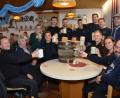 Bild: dob
Im Floriansstüberl haben die Feuerwehrleute schon einmal das dunkle edle Gebräu der Gambrinus Brauerei aus Weiden, das Sandro Meier (hintere Reihe, rechts) mitbrachte, gekostet und für sehr gut befunden.