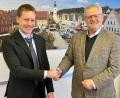 Bild: Maria Schuierer, Stadt Schwandorf/exb
Oberbürgermeister Andreas Feller (rechts) freut sich, dass die Stelle des Stadtkämmerers mit Michael Neidl (links) nachbesetzt werden konnte.