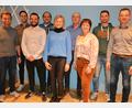 Bild: fdl
Dritter Bürgermeister Hermann Gebhard (rechts) gratuliert den Vorstandsmitglieder der Dorfgemeinschaft Ehenfeld (von links): Erster Vorsitzender Manuel Falk, Kassier Marco Meier, Zweiter Vorsitzender Thomas Kummer, Betriebsleiter Daniel Kummer, Schriftführerin Angelika Meyer, Kassenprüfer Joachim Winkler, Küchenleiterin Brigitte Gnan und Kassenprüfer Jakob Hüttner.
