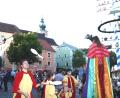 Archivbild: lg
Ein beschwingtes Markttreiben gehört traditionell zum Festspiel. Auch heuer sind die Besucher vor den Aufführungen zu Zauberei, Gaukelei, Musik und Tanz auf den Marktplatz geladen.