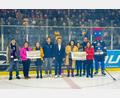 Bild: Elke Englmaier/exb
Die Pestalozzi-Mittelschule Weiden und die Lobkowitz Realschule Neustadt/WN spenden den Erlös aus einer Backaktion mit den Blue Devils; (von links) Matthias Bösl, Irene Sebald (Rektorin Lobkowitz Realschule), Marion Beugler, Daniel Sommer, Franz Vodermeier (Blue Devils Spielbetriebs GmbH), Marina Luttels (Bunter Kreis Weiden), Anja Schricker (Bunter Kreis Weiden), Robert Wittmann (Rektor Pestalozzi-Mittelschule) und Alexandra Sommer.