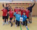 Bild: Georg Lang/exb
Die Begeisterung über den Titel „Nordbayernmeister“ kennt keine Grenzen. Mit den erfolgreichen jungen Handballern freuen sich ihr Trainer Michael Teplitzky (links) und Schulleiter Ludwig Pfeiffer.