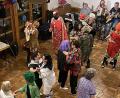 Bild: R. Kreuzer
Die Frauen vom Hammerweg waren in bunten Kostümen zum "Weiberfasching" ins Gemeindehaus gekommen. Da durfte auch ein Tänzchen nicht fehlen.