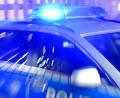 Bild: Carsten Rehder/dpa/Symbolbild
Ein Streifenwagen der Polizei steht mit eingeschaltetem Blaulicht auf der Straße.