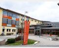 Archivbild: Petra Hartl
Am Beruflichen Schulzentrum in Amberg sind auch die Fachoberschule (FOS) und die Berufsoberschule (BOS) untergebracht. Vom 26. Februar bis 8. März können sich dort Schüler für das im Herbst beginnende neue Schuljahr anmelden.