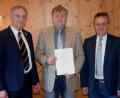 Bild: bö
Mit der Verdienstspange in Bronze ehrte der bayerische Landesverband Bayern im Volksbund Deutscher Kriegsgräberfürsorge den Poppenrichter Helmut Richter. Dazu gratulierten ihm Ludwig Nerb vom Volksbund Deutsche Kriegsgräberfürsorge (rechts) und Reservisten-Kreisvorsitzender Bertram Gebhard (links).