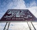 Bild: Armin Weigel/dpa
"Zoo Straubing" steht auf einem Hinweisschild an der Autobahn A3. Der Straubinger Stadtrat lehnte am 19. Februar die Erneuerung der Tiergarten-Werbeschilder entlang der A3 ab.