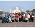 Bild: bk
Die Reisegruppe vor dem weltberühmten Taj Mahal mit Organisator Pater Prince (vorne kniend, Zweiter von rechts)