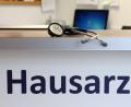Symbolbild: Stephan Jansen/dpa/Illustration
Wer nimmt das Stethoskop in den Hausarztpraxen auf dem Land in die Hand? Der Landkreis Tirschenreuth beschreitet mit einem Workshop im Landratsamt neue Wege, um Ansätze für eine bessere Versorgung zu finden.