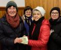Bild: do
Elisabeth Nickl, Maria Seitz (von links) und Melanie Reis überreichen Elisabeth Rödl (Zweite von rechts) zur Weiterleitung an die Mission eine Barspende in Höhe von 300 Euro. Weitere Spenden gehen an den Verein "Partners of Chance" und den Verein VKKK zur Förderung von Familien mit schwerkranken Kindern.