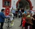 Archivbild: Stadtmarketing Marktredwitz/exb
Hier begann die Geschichte des Makgutscheins: Das Foto entstand 2014 bei der Einführungsaktion vor dem Historischen Rathaus. Links im Bild steht Sebastian Macht am Glücksrad.