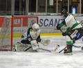Bild: Gebert
Filip Grancarov, Torhüter des EHC Mitterteich, vereitelt im Derby eine Chance des 1. EV Weiden 1b. Im Play-off-Viertelfinale trifft der Zweite der Bezirksliga Nord auf Mitte-Meister ESV Gebensbach.