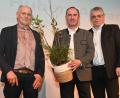 Bild: gf
Gerhard Gradl, Vorsitzender der Forstbetriebsgemeinschaft Amberg-Schnaittenbach (links) und Geschäftsführer Uli Hausmann (rechts) überreichen Hubert Aiwanger Jungpflanzen für dessen Privatwald: Eiche, Elsbeere, Haselnuss, Schwarzkiefer und Lärche.