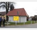Bild: frd
Der Geräteschuppen soll im Bereich der Dorfkapelle (rechts neben den Verteilerkasten, wo jetzt die Büsche stehen) gebaut werden und alle Gerätschaften, die für die Pflege des Dorfmittelpunkts nötig sind, aufnehmen. 
Hans Kiesl und Bernhard Frey (von rechts) machen sich Gedanken darüber, wie der Aufgang zur Kapelle noch pflegeleichter gestaltet werden kann.