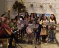 Bild: Kindersingkreis/Christine Sporrer
Vor dem Altar wurden viele verschiedene Sachen platziert, die im Familiengottesdienst eine Bedeutung hatten. Kostümierte Kinder machten den Sonntagsgottesdienst zu einem Event der besonderen Art.