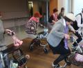 Bild: rha
Die Seniorenteam-Gruppe „Rolling Old Bones“ bereichert den Nachmittag im Pfarrsaal mit einem originellen Rollator-Tanz.