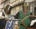 Symbolbild: Matthias Bein/dpa
Bei mittelalterlichen Schaukampfvorführungen gehören Schwert und Schild dazu. Im Stadtmuseum Amberg können Kinder jetzt ihre eigenen Schilder und Wappen basteln.