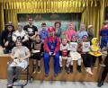 Bild: rdh
Die Jury gemeinsam mit den Gewinnern der Maskenprämierung beim Kinderfasching in der Thanhausener Mehrzweckhalle.