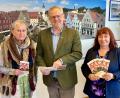 Bild: Stadt Schwandorf/exb
Die Vorsitzende des Seniorenbeirates, Elisabeth Beer-Klatt (links), und Sabine Brunner vom Büro des Oberbürgermeisters (rechts) stellen Oberbürgermeister Andreas Feller das Seniorenprogramm 2024 vor.
