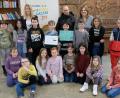 Bild: do
Im Kreise der Schulkinder erhielt Andreas Steinl, 2. Vorsitzender der Kinderkrebshilfe für die Region Oberpfalz Nord, den Erlös aus der Faschingskrapfen-Aktion der Grundschule am Rauhen Kulm. Schulleiterin Ulrike Kneidl (re) und Klassenlehrerin Marina Ackermann freuen sich mit.