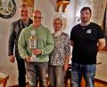 Bild: R. Kreuzer
Als Sieger des Kartellschießens gewann Heinz Lorenz (Zweiter von links) den Wanderpokal, den er für ein Jahr mit nach Hause nehmen darf. Mit dabei inks Kartellvorsitzender Hans Jürgen Gmeiner (links), Zweite Kartellvorsitzende Luise Amschl und Zweiter Schützenmeister Stephan Freundl (Alpenrose).