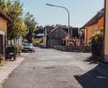 Archivbild: Susanne Forster
Die Dorferneuerung in Thanhausen soll Mitte 2024 starten. Dabei sollen die Karl-von-Korb-Straße (im Bild) und der Flußhüttenweg saniert werden.