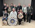 Bild: wku
Erfolgreiche Tell-Schützen: (sitzend, von links) Noah Platzer, Reinhard Pirner, Elke Stadter, (stehend, von links) Heinz Renner, Anna-Lena Schertl, Tristan Zeltner, Christian Stadter, Peter Müller, Hans Martin Grötsch, Dietmar König und Franz Grötsch.