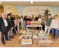 Bild: exb
Friedrich Keller, Vorsitzender der Oberviechtacher Tafel, freut sich zusammen mit Schulleiterin Diana Schmidberger (rechts) und den Schülern der Neunburger Realschule über die vielen Spenden.