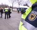 Symbolbild: Bundespolizei
Die Bundespolizisten nehmen in Waidhaus zwei Männer fest. Einer davon sitzt nun im Gefängnis.