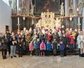 Bild: Pfarrgemeinderat Waldsassen/exb
Die Teilnehmer der Tauferinnerungsfeier zusammen mit Stadtpfarrer Dr. Thomas Vogl (rechts) im Altarbereich der Basilika.