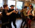 Bild: le
Froh und heiter ging es beim AWO-Seniorenfasching am Donnerstag im Gasthaus „Weißes Rössl“ zu. Auch das Tanzbein wurde geschwungen.