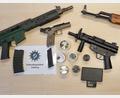 Bild: Polizei Amberg
Die Polizeiinspektion Amberg konnte bei einer Wohnungsdurchsuchung mehrere Soft-Air-Waffen sowie Betäubungsmittel sicherstellen. Ein 22-Jähriger Amberger muss sich nun dafür verantworten.