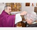 Bild: Petra Hartl
Aschenkreuzauflegung in Kirche St. Ägidius Aschach-Raigering durch Pfarrer Eduard Kroher