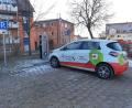 Bild: ak
Die Gemeinde Speichersdorf redet nicht nur über erneuerbare Energien, sondern handelt. Bereits seit geraumer Zeit ist ein rein elektrisch betriebenes Dienstfahrzeug im Einsatz und wird über eine PV-Anlage auf dem Rathausdach geladen.