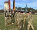 Bild: mor
Vor den angetretenen Formationen auf dem Paradefeld überreicht Brigadegeneral Steven Carpenter (vorne Mitte) die Truppenfahne als formelles Zeichen des Verantwortungswechsels von Mark Morgan (rechts) an den neuen Command Sergeant Major Paul M. Fedorisin.