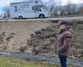 Bild: Sonja Kaute
An der bei Kirchenthumbach neu gebauten Einfädelung zur B 470 rutscht die Böschung in den darunterliegenden Bach ab. Rainer Knoll von der Ortsgruppe Kirchenthumbach des Bund Naturschutz befürchtet, dass Humus und Schotter die in Fließrichtung liegende Quelle Schlatterbrunnen verstopfen könnte. Experten vom Straßenbauamt und Wasserwirtschaftsamt räumen die Bedenken aber aus.