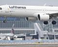 Bild: Arne Dedert/dpa
Ein Airbus A321 neo der Lufthansa landet am Frankfurter Flughafen.