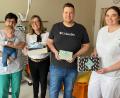 Bild: Klinikum Nordoberpfalz, Michael Reindl
Dr. Ines Erhardt (links) und Julia Witt (rechts) freuen sich über die Spende von Sabine und Florian Walter, mit der Erinnerungsboxen für "Sternenkinder" angeschafft werden können.