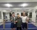 Bild: mzi
Die Amberger Boxer Nimrod Kardos (links) und Muhammed Coskun (rechts) mit ihrem Trainer Ahmed Göksu.