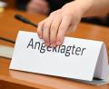 Symbolbild: Arne Dedert/dpa/Symbolbild
Ein Schild mit der Aufschrift "Angeklagter" wird auf die Gerichtsbank gestellt. In Amberg hat ein Angeklagter mit seinem Einspruch gegen eine in erster Instanz verhängten Haftstrafe nicht das erhoffte Ergebnis erzielt.