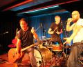 Bild: prh
Ein mitreißendes Konzert servieren die "Bananafishbones" mit Peter Horn, Florian Sein und Sebastian Horn (von links) dem begeisterten Schafferhof-Publikum.