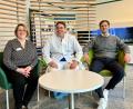 Bild: Hasenbank/exb
Gerlinde Simon, hier im Bild mit Dr. Christian Glöckner (Mitte) und Felix Sasse (rechts), ist neue Pflegedienstleiterin an der Asklepios Klinik Oberviechtach.