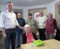 Bild: fg
90. Geburtstag feiert Anna Weiß sitzend), die sich besonders über den Besuch ihrer vier Kinder freut. Bürgermeister Hermann Falk (links) gratuliert im Namen der Stadt und des Landrats.