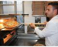 Bild: kro
Ufuk Akkaya holt in seinem Bistro „La Toscana“ in der Raiffeisenpassage in Waldsassen eine Pizza aus dem Ofen. Ab März will er zur Abwechslung Burger anbieten.