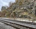 Bild: ihl
Unauffällig sicher vor Steinschlag ist bereits die Bahnlinie bei der Ledermühle in Nabburg. Ähnliches soll an der Straße nach Stulln geschehen.