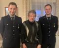 Bild: Renate Hofmann
Die Spielberger Feuerwehr gratuliert mit Vorsitzendem Thomas Schwab (links) und seinem Stellvertreter Josef Stangl Andreas Käs (Mitte) zu dessen 80. Geburtstag. Die beiden Vorsitzenden ernennen den Jubilar gleichzeitig zum Ehrenmitglied der Feuerwehr Spielberg.