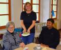 Bild: Siegfried Zeug/exb
Elisabeth Koller (Mitte) überreicht an Dr. Annemarie Schraml (links) im Beisein von Pater John Gali eine Geldspende in Höhe von 500 Euro.