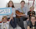 Bild: Steinbacher, Wolfgang
Carola Helm (links) und Daniela Ludwig schreiben einen WM-Song und singen ihn gemeinsam mit Pauline, Jonathan und Nepomuk (von links) ein.